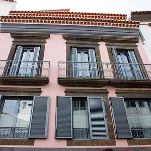https://apartamentos-funchal-by-petit-hotels.madeira-islandshotels.com